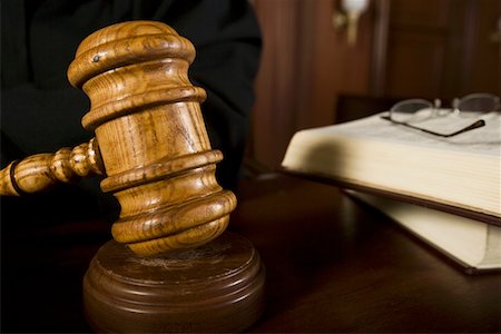 Juge à l'aide du maillet en Cour, gros plan Photographie de stock - Premium Libres de Droits, Code: 693-06021012