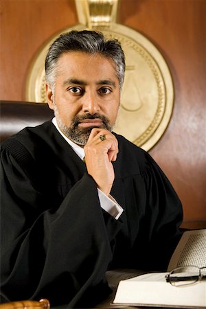enjuiciamiento - Middle-aged judge in a courtroom Foto de stock - Sin royalties Premium, Código: 693-06021027