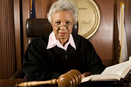 Femelle juge siégeant en Cour, portrait Photographie de stock - Premium Libres de Droits, Code: 693-06021036