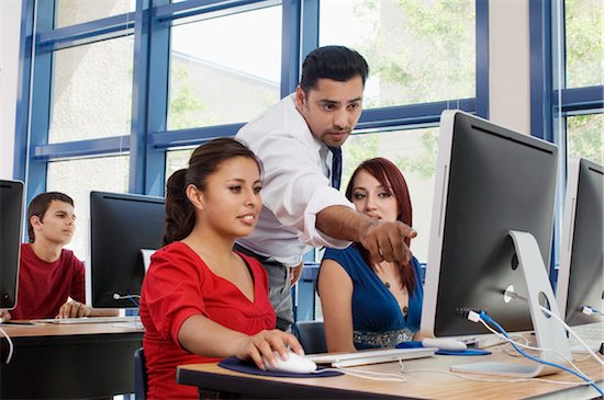 Teacher Explaining Something to Students Foto de stock - Sin royalties Premium, Código de la imagen: 693-06021058