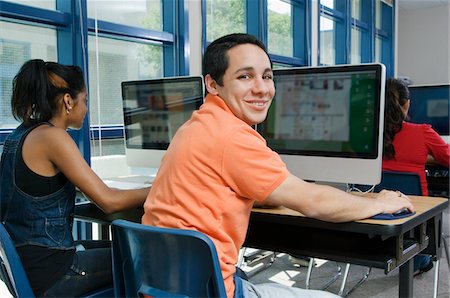 High School Students Using Flat Screen Monitors Foto de stock - Sin royalties Premium, Código: 693-06021059