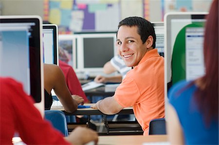 sala de informática - High School Student in Class Foto de stock - Sin royalties Premium, Código: 693-06021062