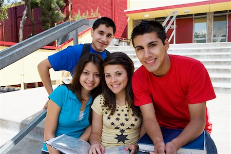 simsearch:693-06021122,k - High School Students on Steps of School Foto de stock - Royalty Free Premium, Número: 693-06021124