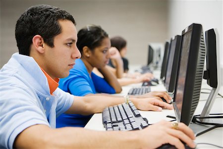 stanza dei computer - Young Man in High School Computer Lab Fotografie stock - Premium Royalty-Free, Codice: 693-06021159