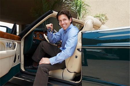 simsearch:693-06018391,k - Man Sitting in a Convertible Holding Car Keys Fotografie stock - Premium Royalty-Free, Codice: 693-06021202