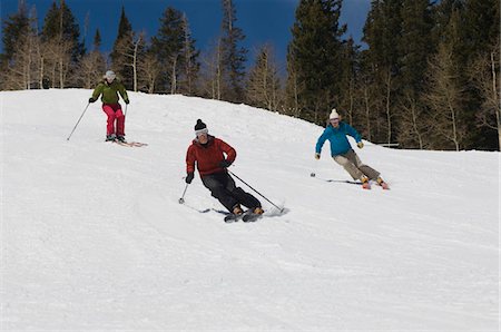 esporte de inverno - Skiers Skiing Down Slope Foto de stock - Royalty Free Premium, Número: 693-06021233