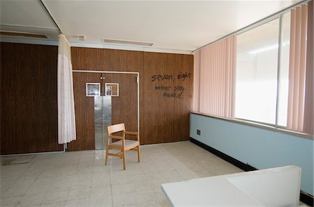 Graffiti on Wall of Hospital Room Foto de stock - Sin royalties Premium, Código: 693-06021244