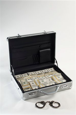 simsearch:693-06021333,k - Briefcase Full of Money Stock Photo - Premium Royalty-Free, Code: 693-06021285