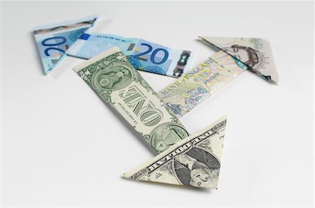 pound - Arrows made of folded banknotes Foto de stock - Sin royalties Premium, Código: 693-06021318