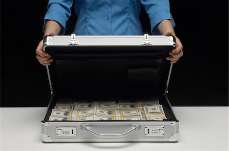 Briefcase Full of Money Foto de stock - Royalty Free Premium, Número: 693-06021346