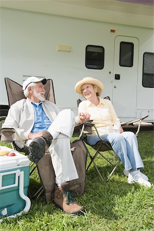 silla plegable - Senior couple sit outside RV home Foto de stock - Sin royalties Premium, Código: 693-06021513