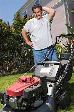 Man observing lawn mower in garden Foto de stock - Sin royalties Premium, Código: 693-06021522