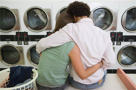 simsearch:693-06021547,k - Young couple washing clothes at launderette Foto de stock - Royalty Free Premium, Número: 693-06021548