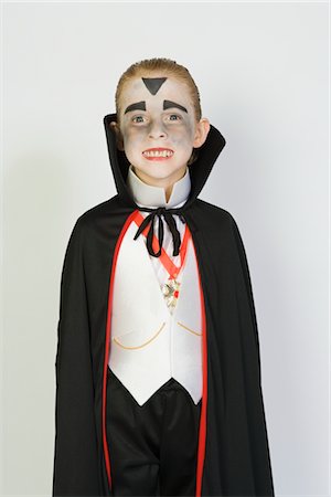 Portrait of boy (7-9) wearing dracula costume for Halloween Foto de stock - Royalty Free Premium, Número: 693-06021608