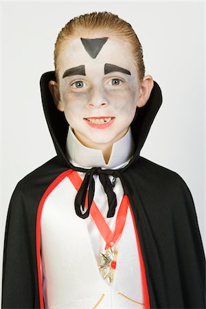 Portrait of boy (7-9) wearing dracula costume for Halloween Foto de stock - Royalty Free Premium, Número: 693-06021609