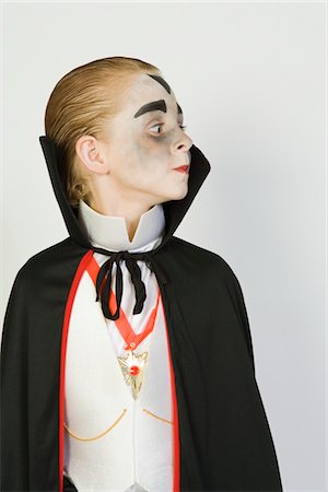 Portrait of boy (7-9) wearing dracula costume for Halloween Foto de stock - Royalty Free Premium, Número: 693-06021610