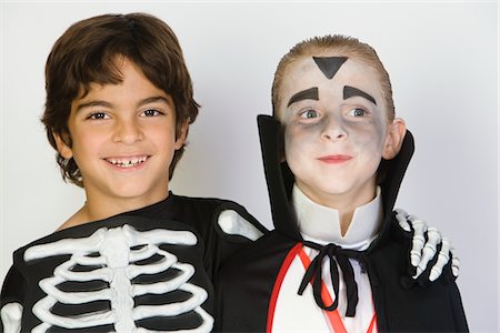 Portrait of boys (7-9) wearing Halloween costumes Foto de stock - Royalty Free Premium, Número: 693-06021623