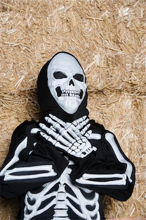 squelette - Portrait d'enfant (7-9) portant costume squelette de foin Photographie de stock - Premium Libres de Droits, Code: 693-06021633