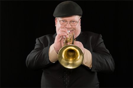 Mature man playing the trumpet Foto de stock - Sin royalties Premium, Código: 693-06021861