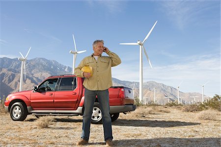 Senior homme travaillant au parc éolien Photographie de stock - Premium Libres de Droits, Code: 693-06021944