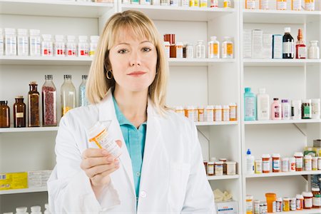 pharmacy shelf - Pharmactist femelle, portrait Photographie de stock - Premium Libres de Droits, Code: 693-06022005