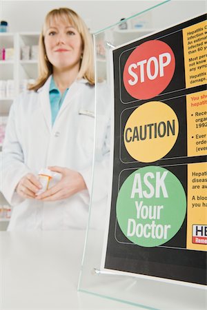 fournitures médicales - Pharmactist femme debout près de signe Photographie de stock - Premium Libres de Droits, Code: 693-06022007