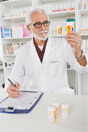 pharmacy shelf - Mâle pharmactist en pharmacie Photographie de stock - Premium Libres de Droits, Code: 693-06022003