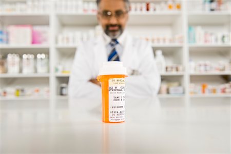 Prescription drugs and male pharmacist Foto de stock - Sin royalties Premium, Código: 693-06022016