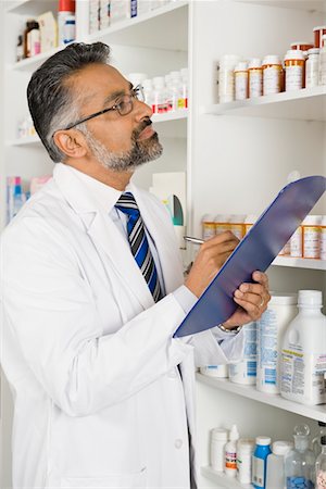 fournitures médicales - Mâle pharmactist en pharmacie Photographie de stock - Premium Libres de Droits, Code: 693-06022017