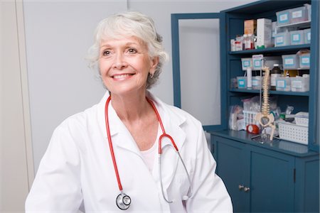 Leitender Arzt steht im Arztzimmer Stockbilder - Premium RF Lizenzfrei, Bildnummer: 693-06022028