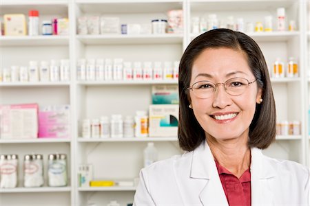 pharmacy shelf - Pharmactist femelle, portrait Photographie de stock - Premium Libres de Droits, Code: 693-06022021