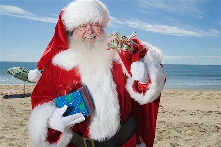 simsearch:640-02953152,k - Père Noël se tient avec son sac sur une plage Photographie de stock - Premium Libres de Droits, Code: 693-06022063