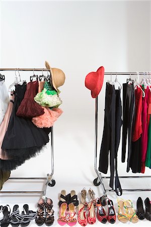 Fashion hats and accessories on clothes rail Foto de stock - Sin royalties Premium, Código: 693-06022100