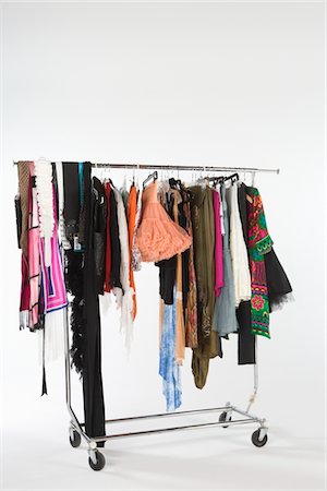 fashion clothing not person - Sélection de vêtements sur un rail Photographie de stock - Premium Libres de Droits, Code: 693-06022102