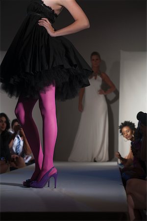 passerelle - Low section of woman in pink tights and party dress on fashion catwalk Foto de stock - Sin royalties Premium, Código: 693-06022122