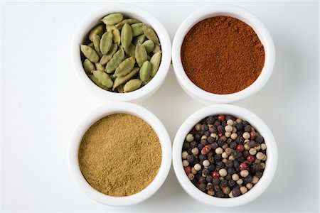 Whole cardamoms, chilli, peppercorns and cumin Foto de stock - Sin royalties Premium, Código: 693-06022130