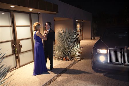 robe du soir - Couple dire adieu à l'extérieur du bâtiment éclairé Photographie de stock - Premium Libres de Droits, Code: 693-06022178