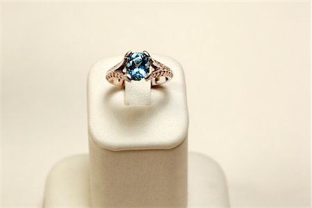 18k white gold ring with Aquamarine oval and diamonds Foto de stock - Sin royalties Premium, Código: 693-06022203