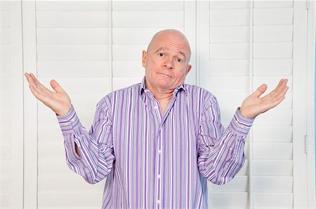 Portrait d'un homme senior, haussant les épaules dans la confusion Photographie de stock - Premium Libres de Droits, Code: 693-06120756