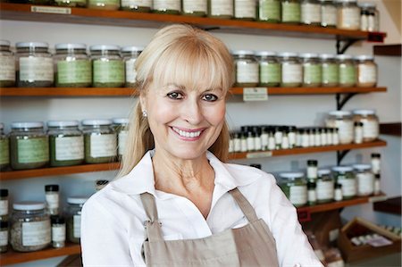 simsearch:693-06120762,k - Portrait of a happy senior female employee in spice store Fotografie stock - Premium Royalty-Free, Codice: 693-06120762