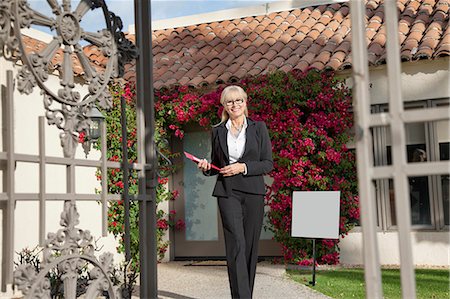 publicidad - Portrait of a senior real estate agent walking with clipboard Foto de stock - Sin royalties Premium, Código: 693-06120904