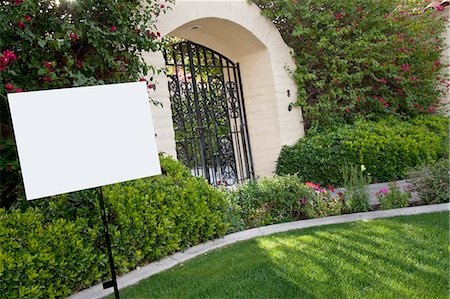 simsearch:693-06324011,k - Sign board on lawn with house in background Stock Photo - Premium Royalty-Free, Code: 693-06120906