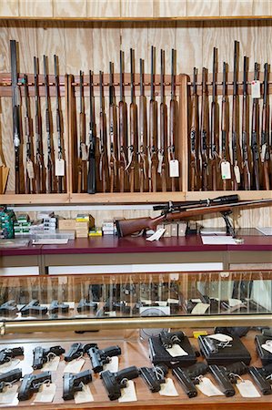 simsearch:700-03404747,k - Weapons displayed in gun shop Foto de stock - Sin royalties Premium, Código: 693-06120913