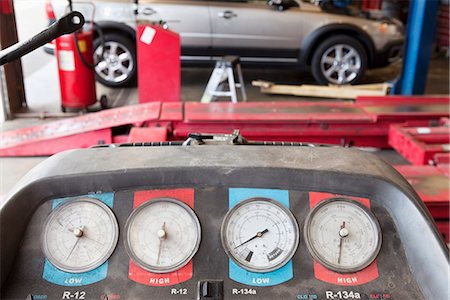 Close-up of a hoist pressure gauge in garage Stock Photo - Premium Royalty-Free, Code: 693-06120951