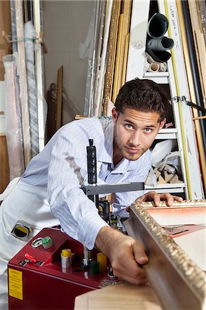 Portrait of a confident craftsman working on picture frame Foto de stock - Sin royalties Premium, Código: 693-06121001