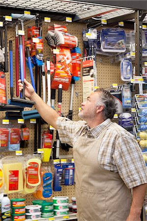 diy - Mature salesperson working in hardware store Foto de stock - Sin royalties Premium, Código: 693-06121048