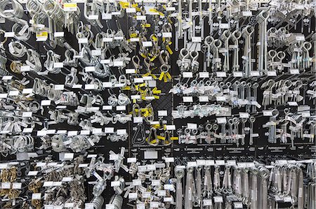 diy - Große Gruppe von metallischen Ausrüstungen auf dem Display in Baumarkt Stockbilder - Premium RF Lizenzfrei, Bildnummer: 693-06121059
