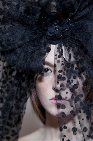 Close-up portrait of a young woman wearing black veil Foto de stock - Sin royalties Premium, Código: 693-06121191