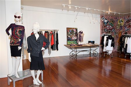 ropa - Interior of a fashion boutique Foto de stock - Sin royalties Premium, Código: 693-06121223