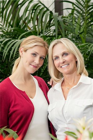 Portrait de l'heureuse mère et fille à effet de serre Photographie de stock - Premium Libres de Droits, Code: 693-06121286